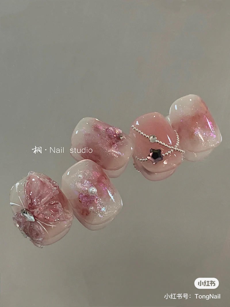 Bộ m&oacute;ng tay giả m&agrave;u hồng, trang tr&iacute; hoa v&agrave; phụ kiện lấp l&aacute;nh.