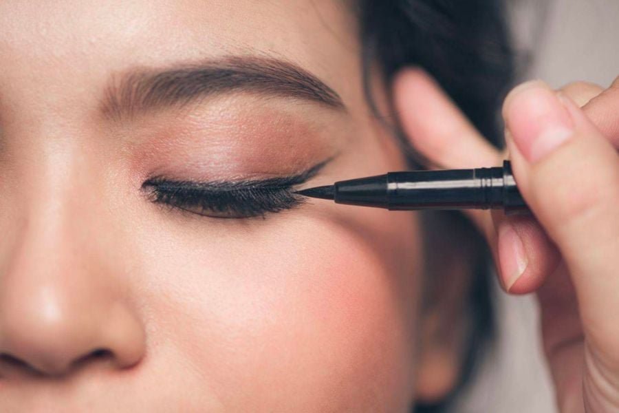 Khám Phá Thế Giới Eyeliner: Bí Quyết Kẻ Viền Hoàn Hảo Cho Mọi Dáng Mắt! 6 1 cong dung cua eyeliner 67f6b08a4e274eb39d6bbbc03dbfe53a 1