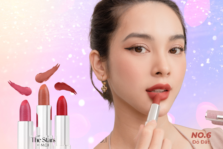 Người phụ nữ thoa son môi màu đỏ, bên cạnh là ba thỏi son khác nhau, nền màu sắc tươi sáng.