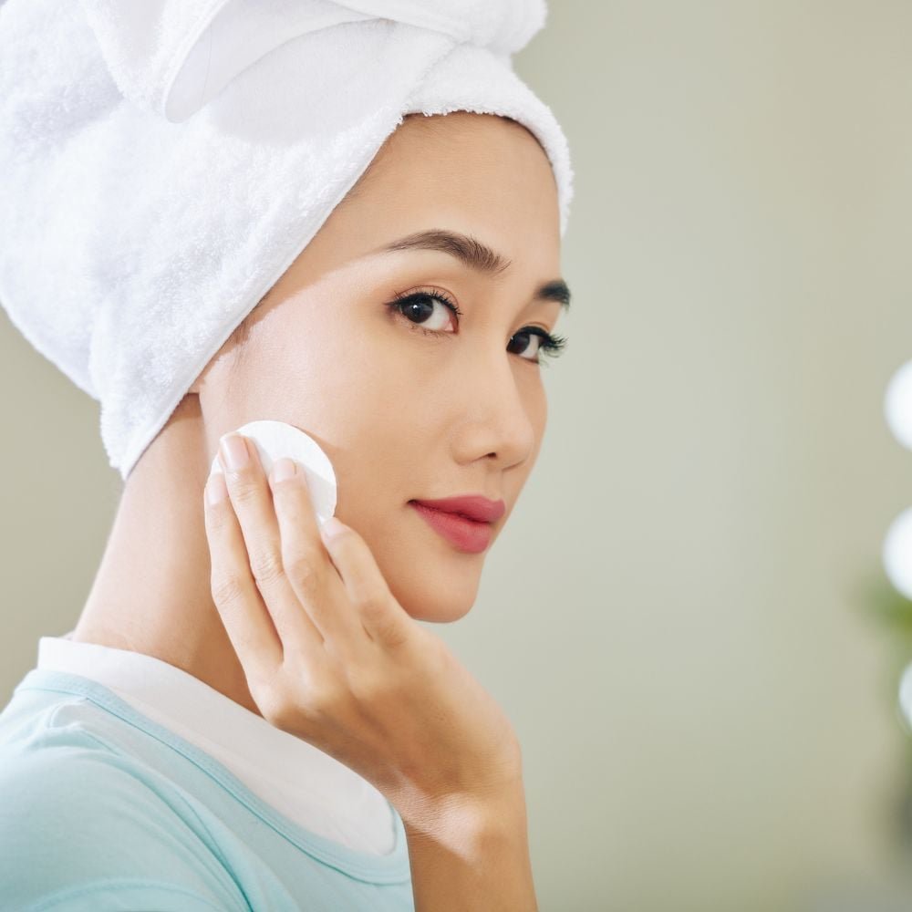 Bí Quyết Tỏa Sáng Làn Da: Khám Phá Sức Mạnh Dưỡng Ẩm Từ Nước Hoa Hồng 9 29 1 989932b76f8f4570b7b1f62334c00148 1024x1024 1