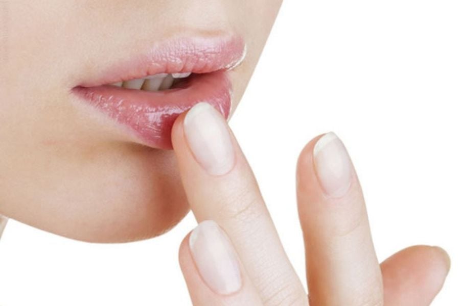 Các bước trang điểm môi với son dưỡng có màu