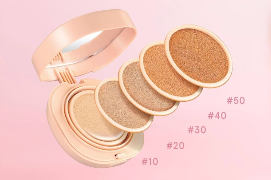 Hộp phấn trang điểm có gương, với các tông màu phấn từ #10 đến #50 trên nền hồng nhạt.