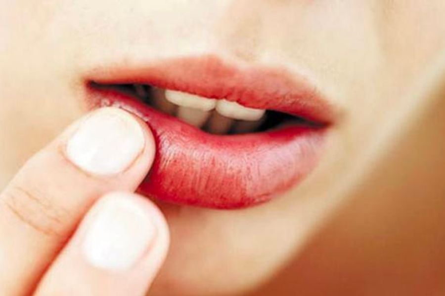 3-xai-son-kem-het-han-co-sao-khong_5d1a02843fbb4af99522e50ffd1b5b10 Đôi môi với ngón tay chạm nhẹ, nền da sáng và mịn.