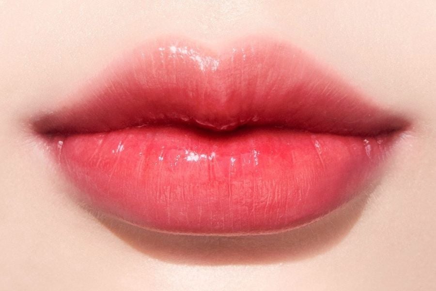 Đôi môi hồng với lớp son bóng, chi tiết rõ nét và màu sắc tươi sáng.