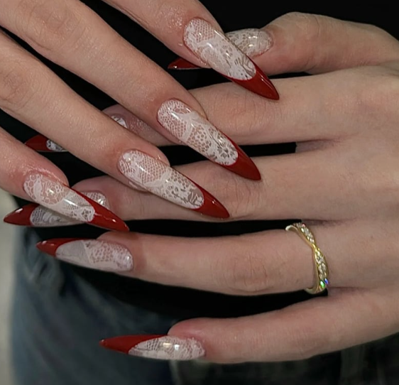 TOP 20+ Mẫu Nail Đỏ Trắng Đẹp Mê Mẩn Cho Nàng Thêm Xinh 4 Bàn tay với móng tay dài, nhọn được trang trí hoa văn ren trắng và đầu móng màu đỏ.