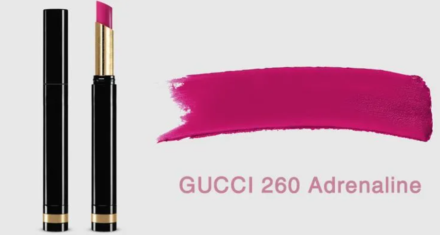 Thỏi son màu hồng tươi kèm vệt màu trên nền trắng, với chữ "GUCCI 260 Adrenaline".