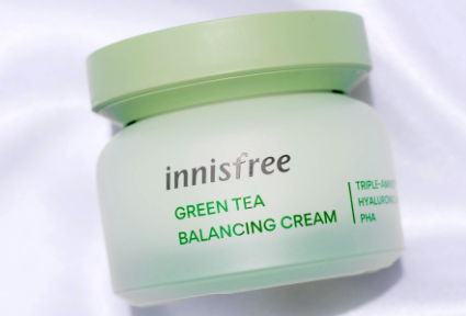 Khai Phá Bí Mật Sample Mỹ Phẩm: Chất Lượng Đối Sánh Full Size? 3 Hũ kem dưỡng da Innisfree Green Tea Balancing Cream màu xanh lá, đặt trên nền vải trắng.