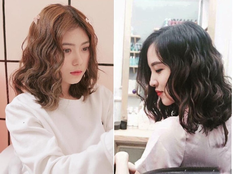 Hai người với tóc ngắn uốn xoăn, một người tóc nâu, người kia tóc đen, trong môi trường nội thất.