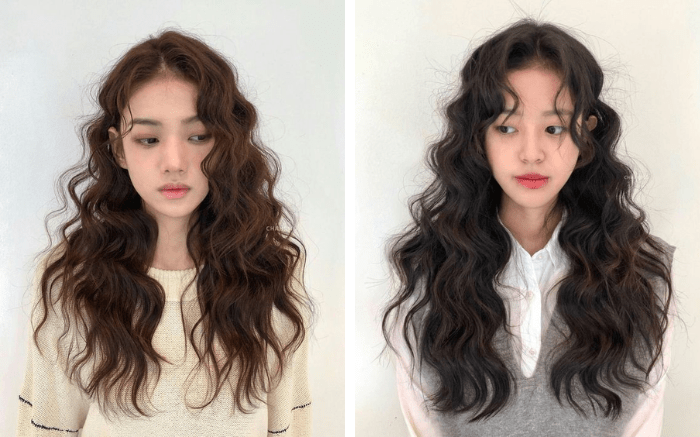 Cách Làm Tóc Xoăn Tại Nhà: Mẹo Giữ Nếp Lâu và Dễ Thực Hiện 3 Hai người với mái tóc xoăn dài, diện áo màu sáng, đứng trước phông nền trơn.