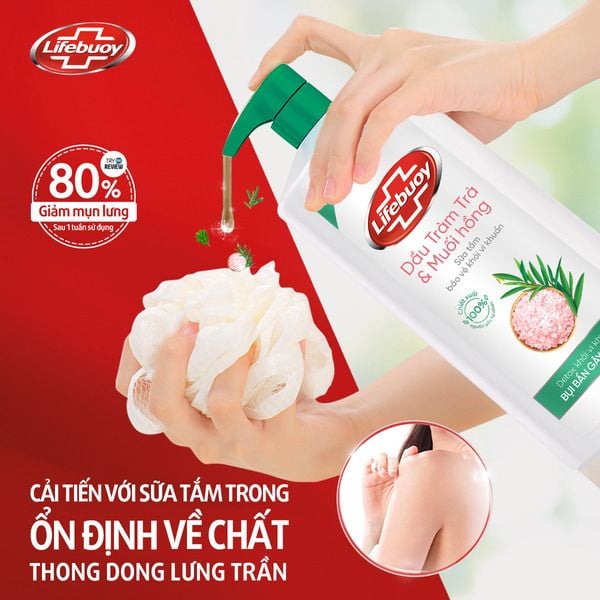 a_tam_lifebuoy_voi_chiet_xuat_thien_nhien_tu_dau_tram_tra_va_muoi_hong_c4dd04b674d3417b9abafd1a7c11fc09_grande Chai sữa tắm Lifebuoy với hương tràm trà và muối hồng, tay bơm sữa tắm lên bông tắm trên nền đỏ.