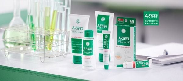Các sản phẩm chăm sóc da trên bàn, kèm giá đỡ ống nghiệm, bao bì màu xanh trắng.