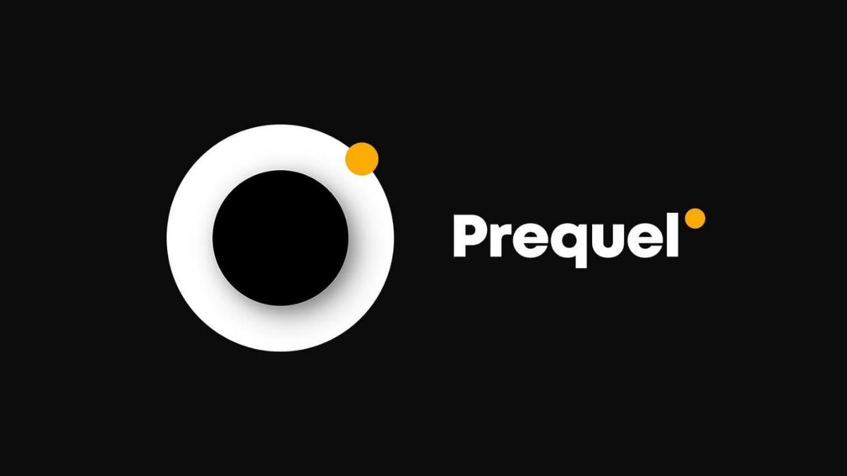 ai-tao-kieu-toc-13 Logo hình tròn màu trắng với chấm màu cam, bên cạnh là chữ "Prequel" trên nền đen.