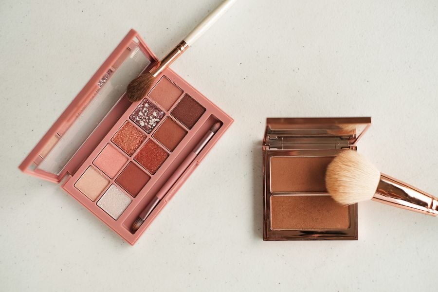 bang-mau-mat__4__180e799a6921440696e441656a8dca70 Bảng phấn mắt và phấn má với cọ trang điểm trên nền trắng.