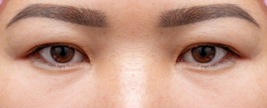 Cận cảnh đôi mắt và chân mày của một người, tập trung vào chi tiết lông mày và màu mắt.