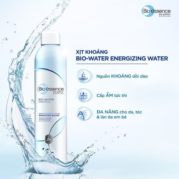 Chai xịt khoáng Bio-Water nằm bên cạnh dòng nước, có thông tin về khả năng cấp ẩm và đa năng cho da, tóc.