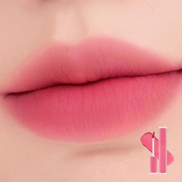 Đôi môi được tô son hồng mịn màng, bên cạnh là hình ảnh thỏi son cùng màu.