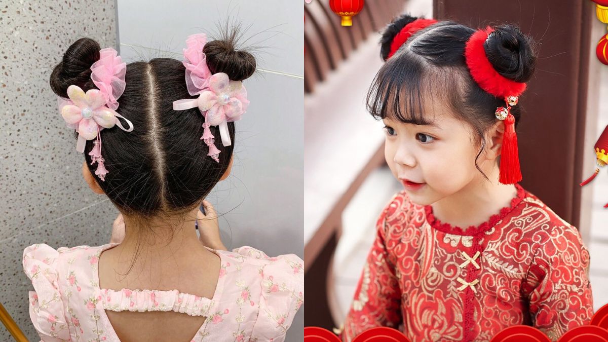 buoc-toc-cho-be-gai-1 Hai kiểu tóc búi đôi trang trí với phụ kiện hoa hồng và đỏ, trên nền trang phục truyền thống.