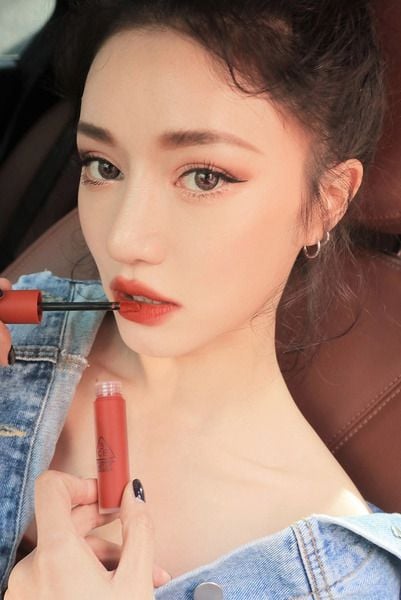 Các bước đánh son 3CE màu cam cháy lên màu chuẩn, lâu trôi