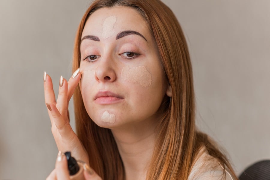 Bạn có thể dùng kem nền để che mụn khi không có kem che khuyết điểm.