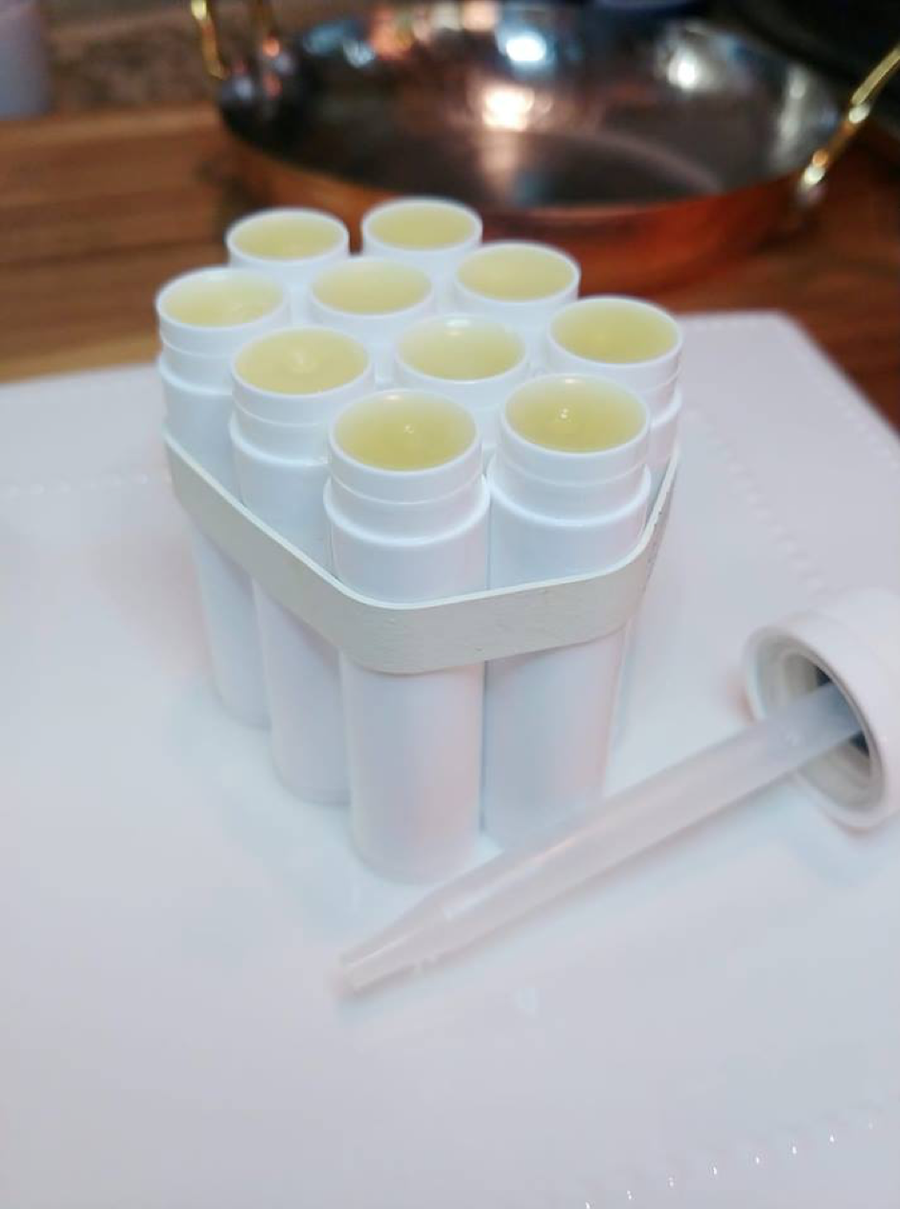 Hãy đổ son kem vào ống thật cẩn thận