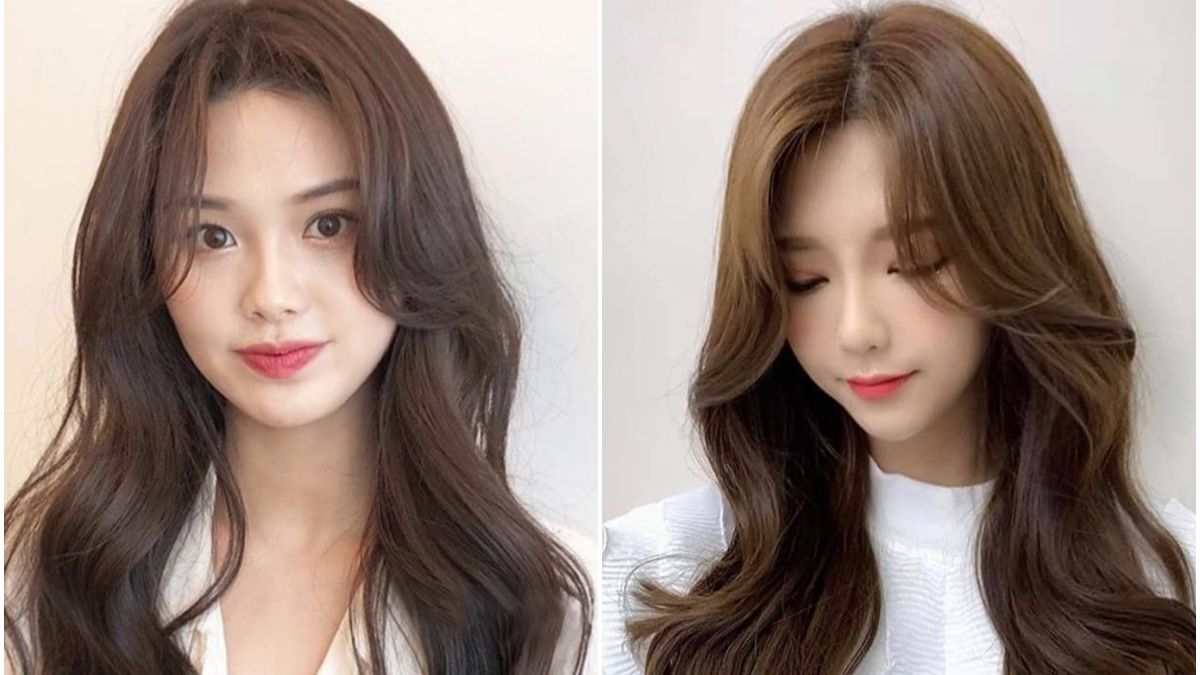 Hai người với tóc dài, xoăn nhẹ, màu nâu, mặc áo sáng màu, đứng trước nền trắng.