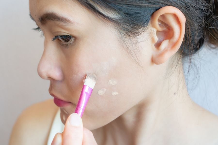 Cách chọn kem che khuyết điểm phù hợp màu da bạn cần biết