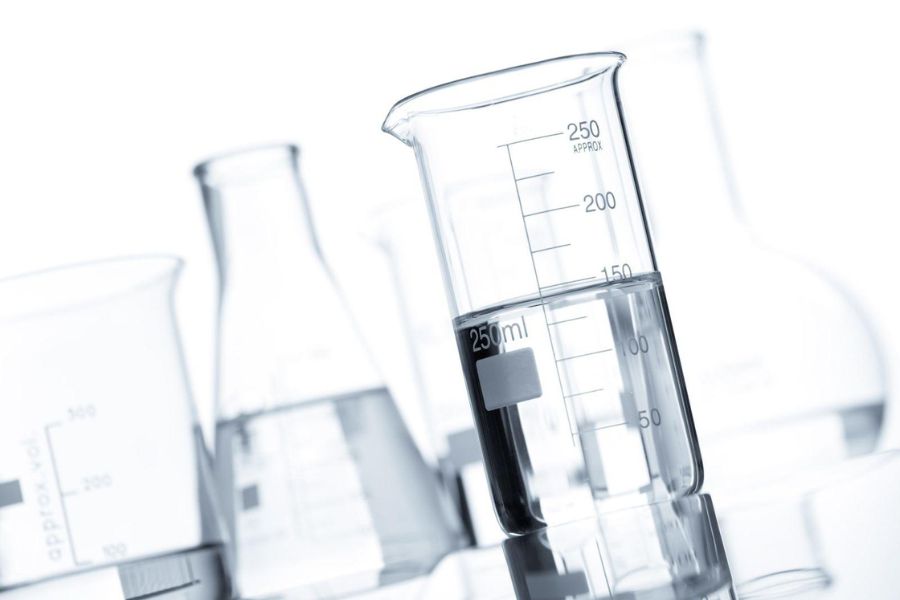 cetyl_ethylhexanoate_fb074f64a17549aeb6a18ea9b3689985 Các bình thí nghiệm chứa chất lỏng trong suốt, được sắp xếp trên bề mặt phản chiếu.