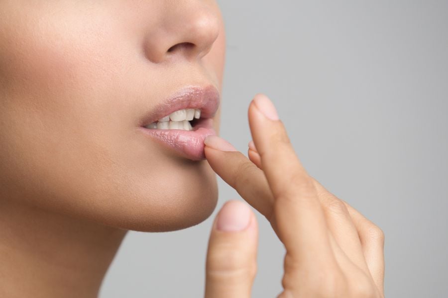 Có thể sử dụng kem che khuyết điểm cho môi không?