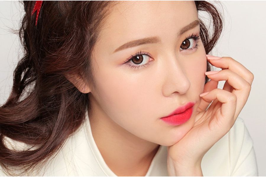 Sức hút đáng kinh ngạc của việc dùng son kem cho đôi mắt