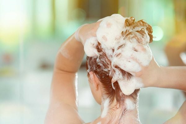 Dầu gội đầu phù hợp sẽ bảo vệ tóc và da đầu