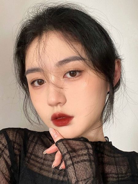Vẻ đẹp trong trẻo khi kết hợp tone makeup nhẹ nhàng cùng son đỏ nâu gạch