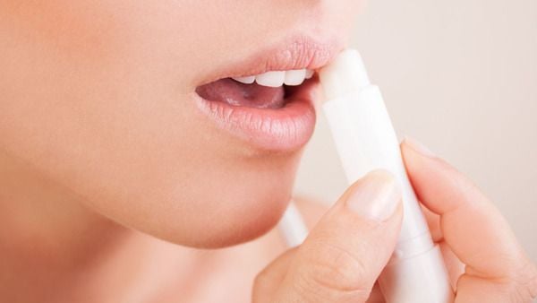 Dưỡng ẩm giúp đôi môi lên màu chuẩn và mềm mịn hơn