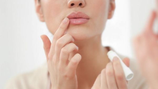 Dưỡng môi với son dưỡng mật ong từ thiên nhiên