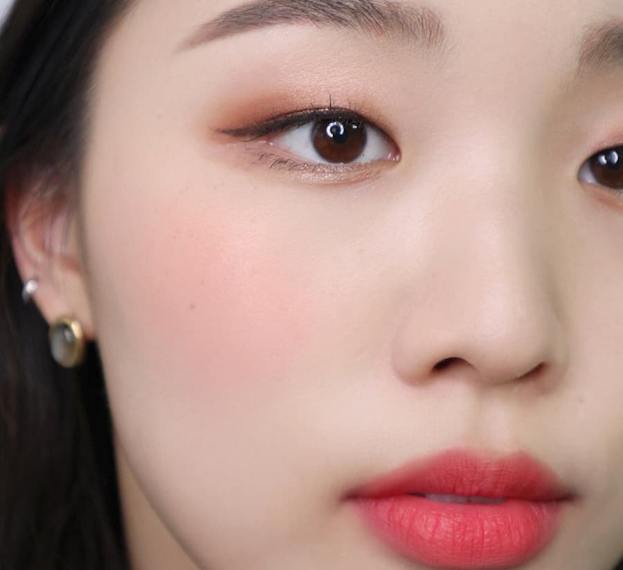 ke-eyeliner-cho-mat-1-mi-7__1__e1987af858b841ef87092b2193e8b1a3 Hướng dẫn từng bước kẻ mắt phong cách Hàn Quốc