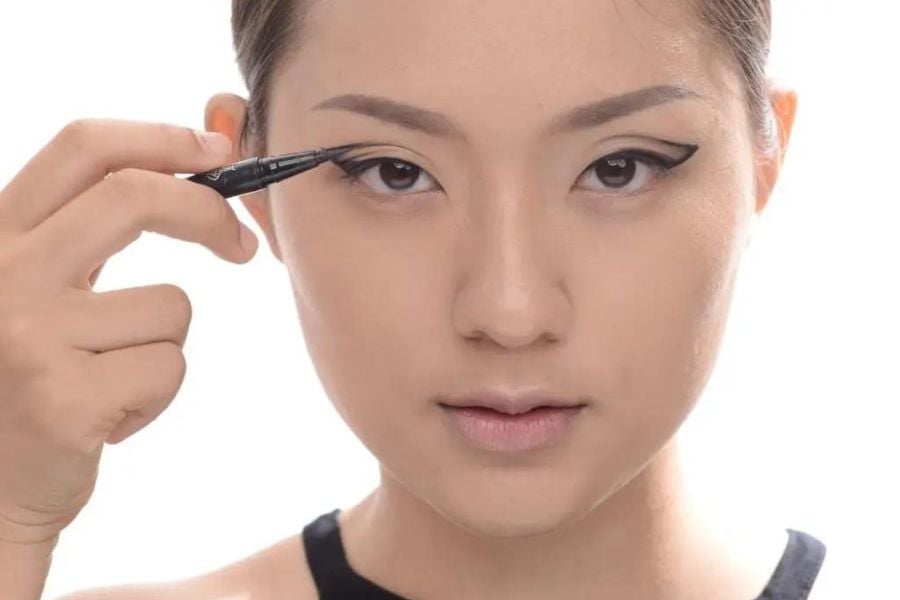 Hướng dẫn sử dụng và bảo quản bút kẻ mắt để ngăn ngừa tình trạng tắc mực