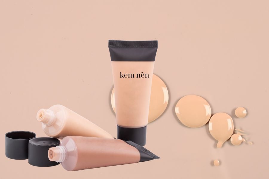Các tuýp kem nền và các vết kem nằm trên nền màu be sáng.