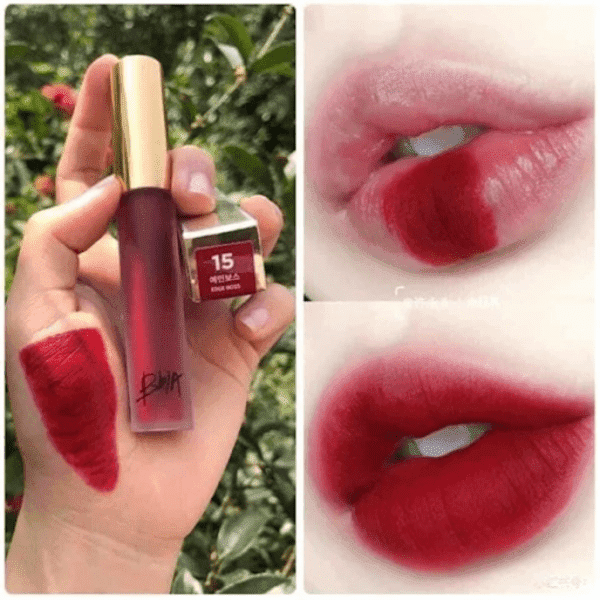 Thỏi son đỏ với mẫu thử trên tay và màu son trên môi, nền cây xanh phía sau.