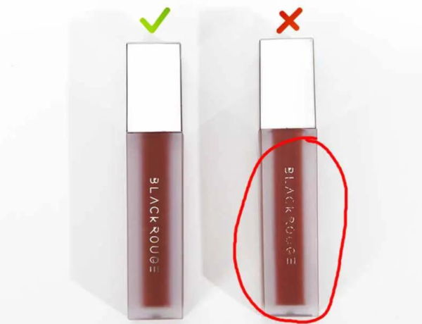 Hai thỏi son Black Rouge đặt cạnh nhau, một thỏi có dấu tích xanh, thỏi kia có dấu X đỏ và khoanh tròn.