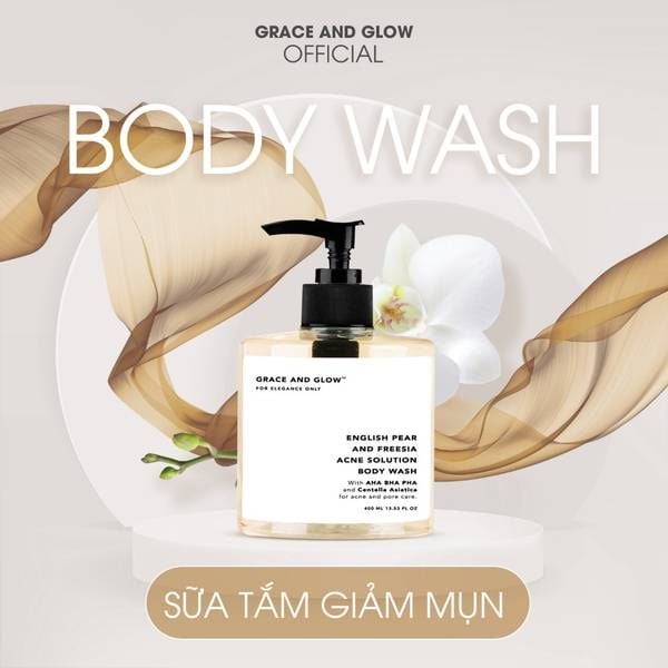 m_grace_and_glow_english_pear_and_freesia_anti_acne_solution_body_wash_ae8884bdaad1434fa37f0f304a2b9019_grande Chai sữa tắm trên nền hoa và họa tiết màu nâu, với chữ "BODY WASH" và "SỮA TẮM GIẢM MỤN".