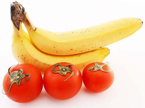 Mặt nạ chuối và cà chua giúp da trở nên đàn hồi hơn