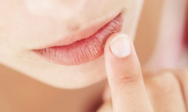 Mật ong mang lại nhiều lợi ích tuyệt vời cho đôi môi
