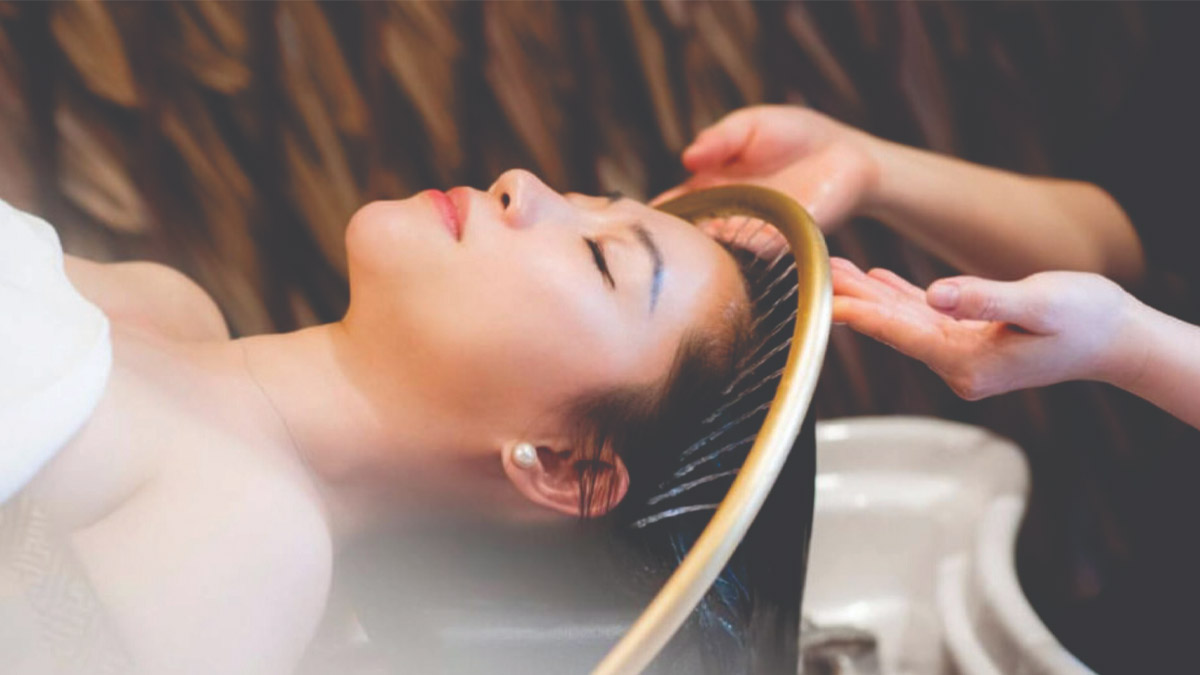 mau-khoi-22 Người nằm thư giãn trong tiệm salon, được gội đầu dưới vòi nước với sự chăm sóc của nhân viên.