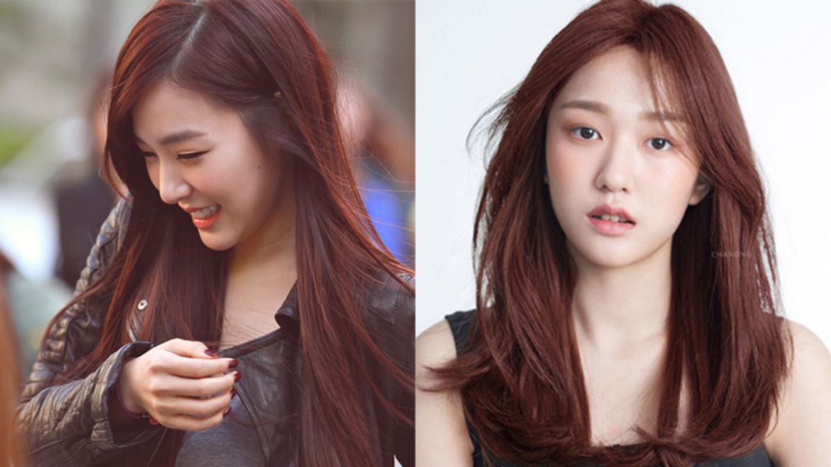 Hai người phụ nữ với mái tóc dài màu nâu đỏ, một người đang cười và một người đang nhìn thẳng vào máy ảnh.