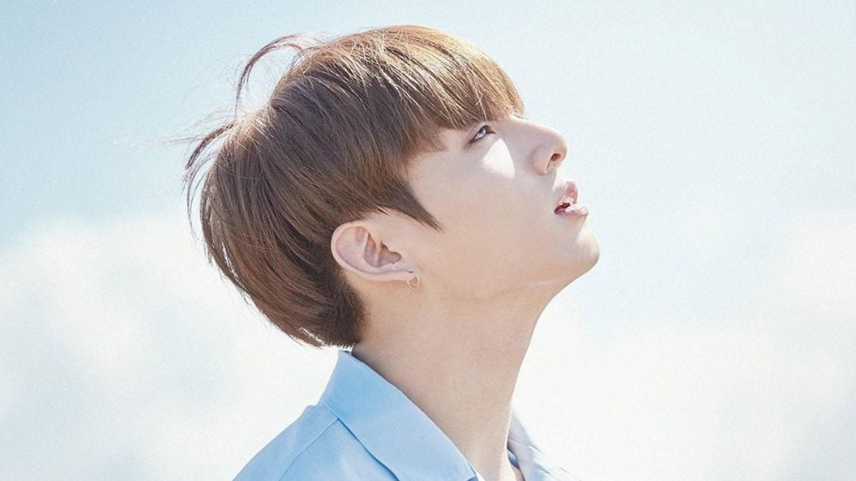 mau-nau-lanh-nam-15 Người mặc áo xanh nhìn lên bầu trời, ánh sáng chiếu vào mặt, nền trời xanh trong.