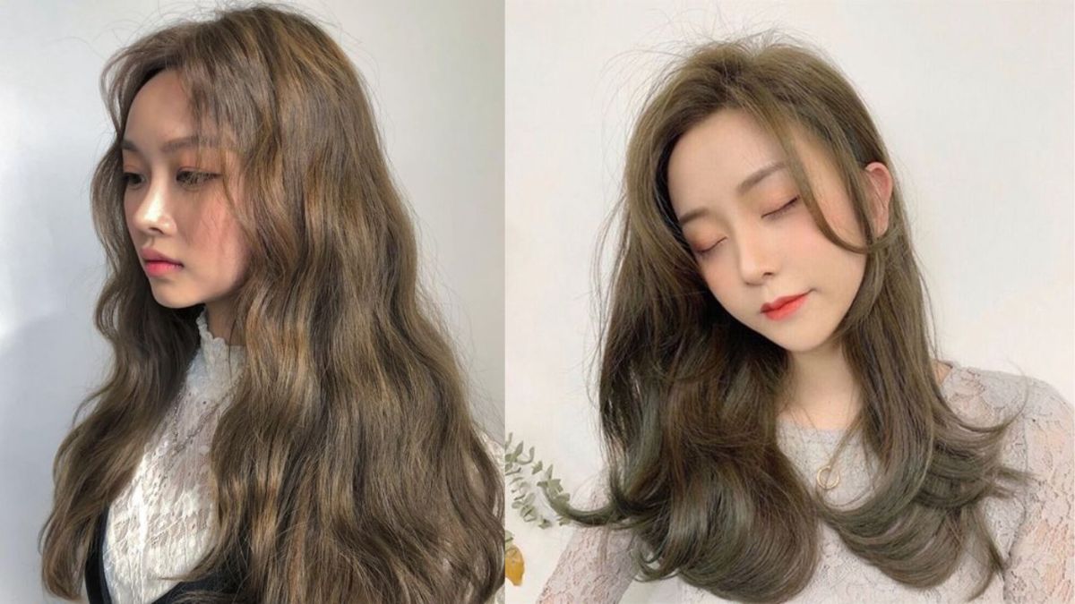 Hai người với kiểu tóc dài gợn sóng và thẳng, mặc áo trắng, đứng trước nền trắng.