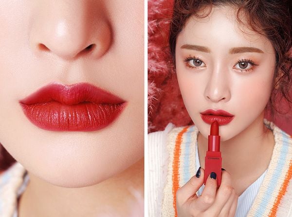 Cận cảnh đôi môi và người cầm thỏi son đỏ, thể hiện màu sắc và cách trang điểm của son.