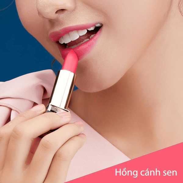 Người đang thoa son môi màu hồng cánh sen, mặc áo màu hồng nhạt, nền xanh.