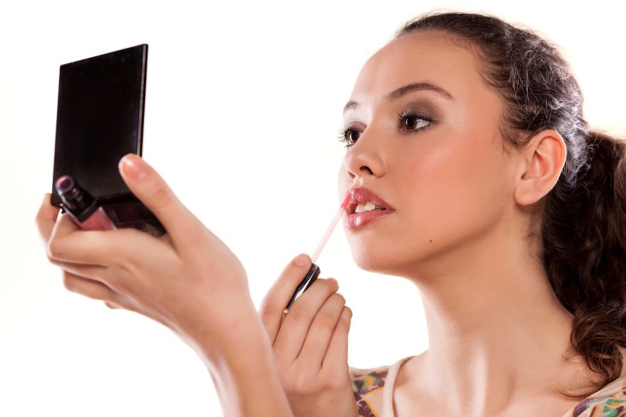 Hướng dẫn sử dụng son bóng cho môi đầy đặn