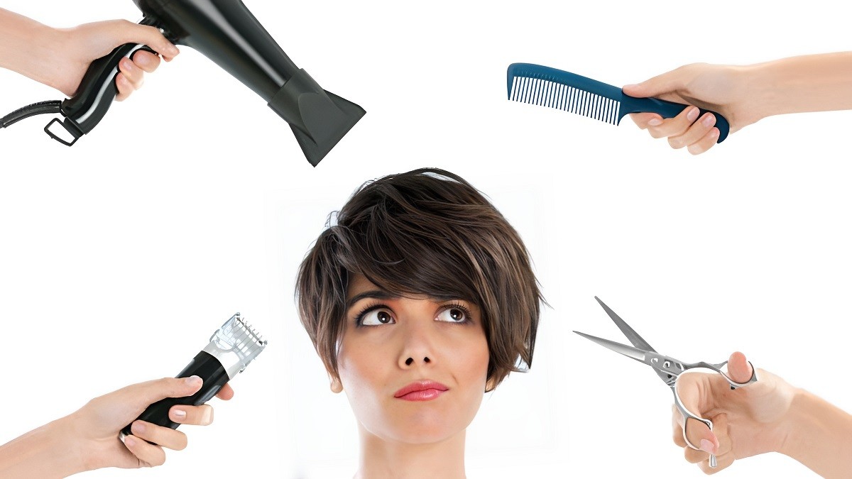 Người phụ nữ với mái tóc ngắn, xung quanh là máy sấy, lược, kéo và tông đơ trong tay các người khác.