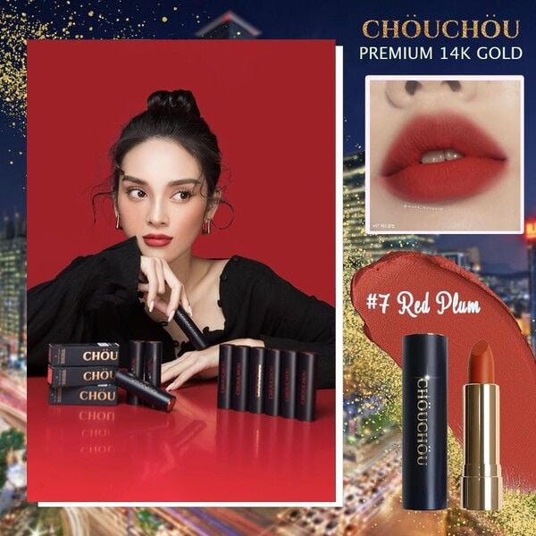 Người mẫu cầm son môi, nền đỏ, ảnh cận cảnh môi tô son, sản phẩm son ChouChou #7 Red Plum.